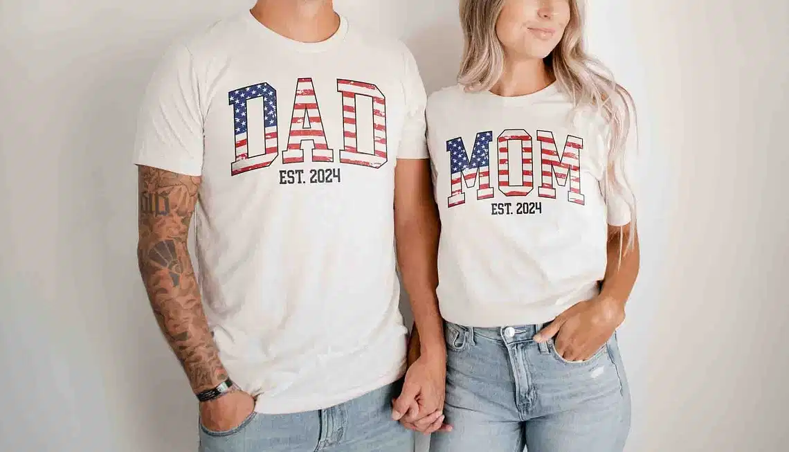 4th of July Mom Dad Est 2024 Shirt Couple Fourth of July T Shirts Dad Est 2024 T-Shirt Custom Mom Est 2024 TShirt Gift for Expecting