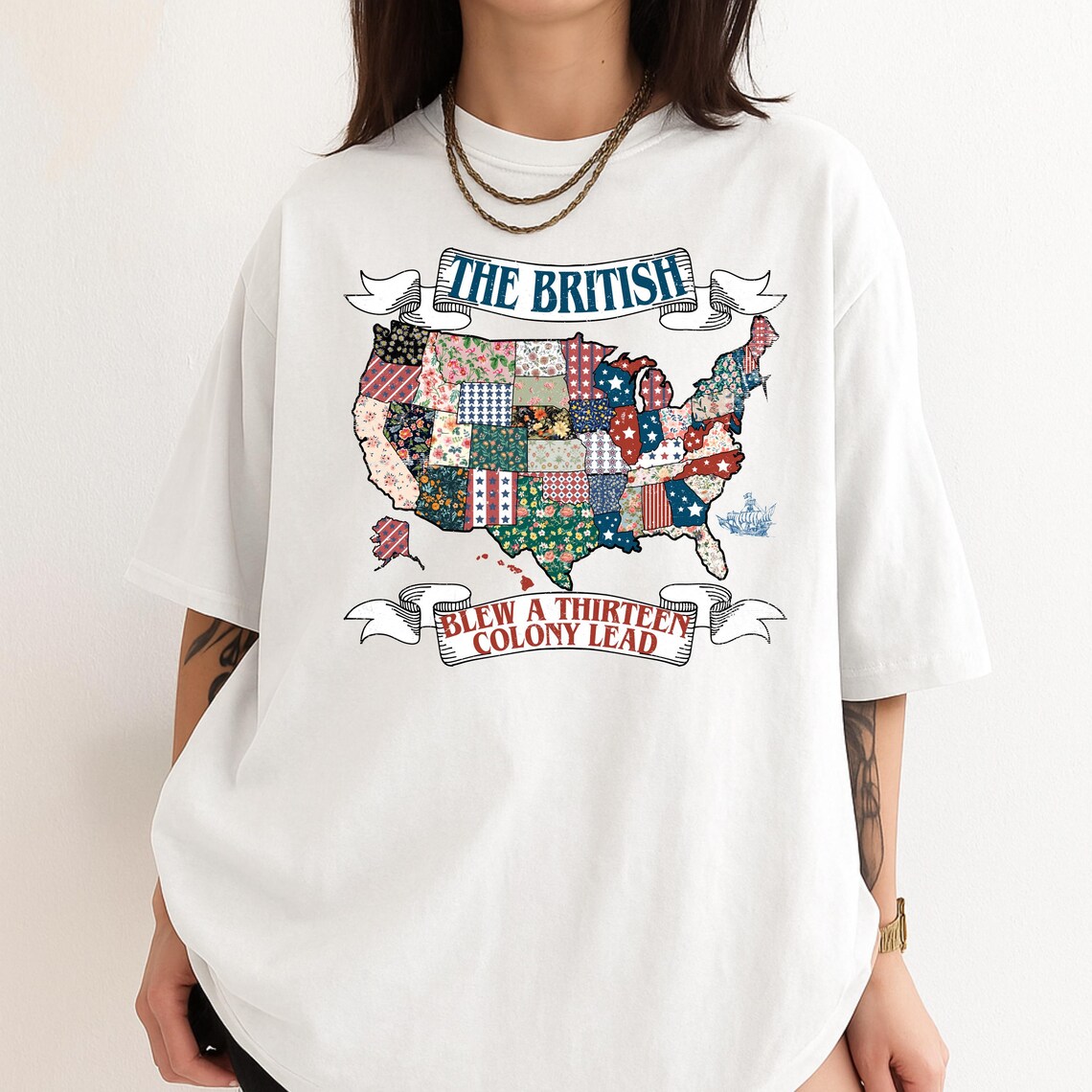 The British Blew a Thirteen Colony Lead T-Shirt – Vintage US Map Quilt Pattern – Retro 4th of July American Flag 1776 Tee